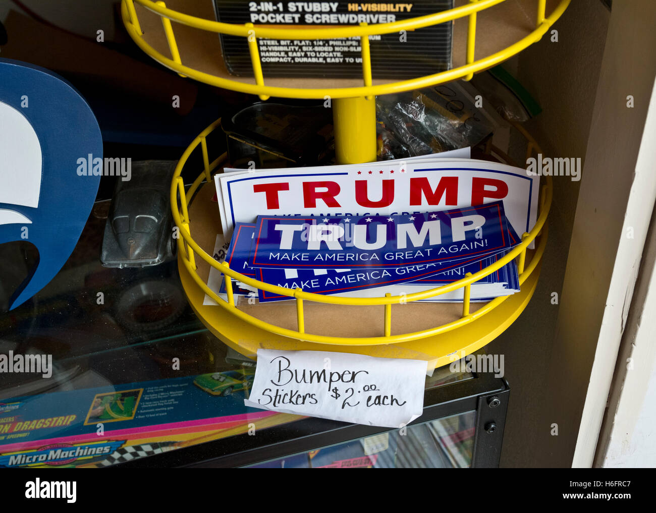 Aufkleber für Donald Trump auf Verkauf in einem Geschäft im Staat Washington im Sommer 2016. Stockfoto