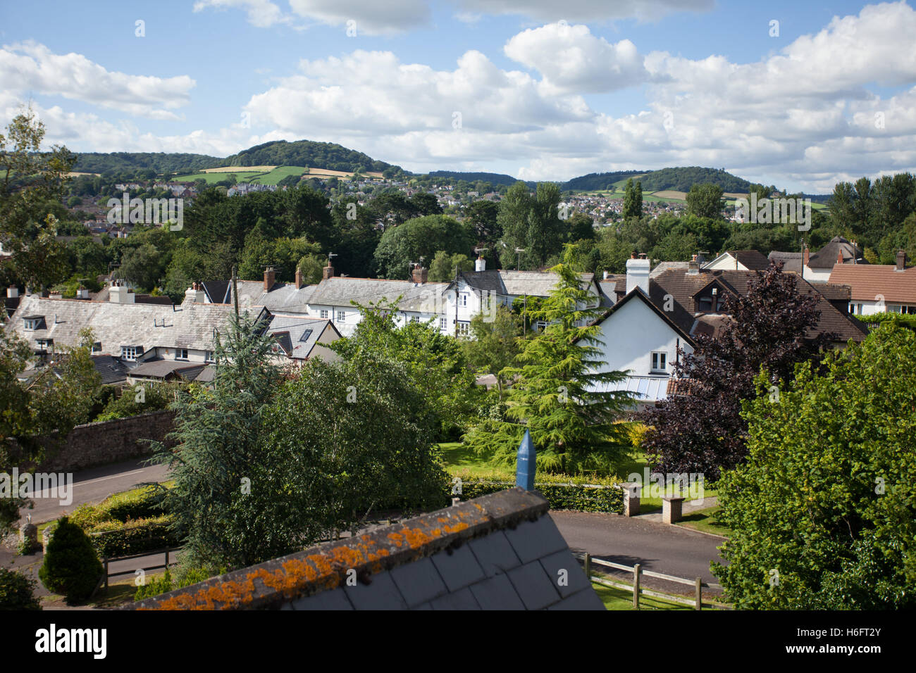 Sidmouth.Looking Westen über Häuser in Sidmouth auf einer Fläche von Grüngürtel auf der Seite der Sid-Tal in Sidmouth, Devon, 2016 Stockfoto