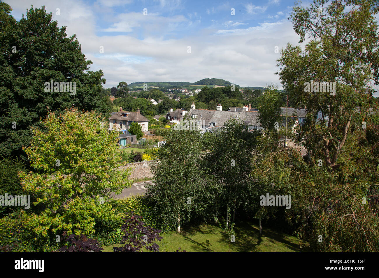 Blick nach Westen über Häuser in Sidmouth auf einer Fläche von Grüngürtel auf der Seite der Sid-Tal in Sidmouth, Devon, 2016 Stockfoto
