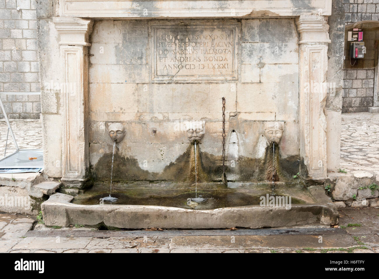 Drei Wasserhosen in ein Gedenkstein in der Stadt Ston in Kroatien Stockfoto