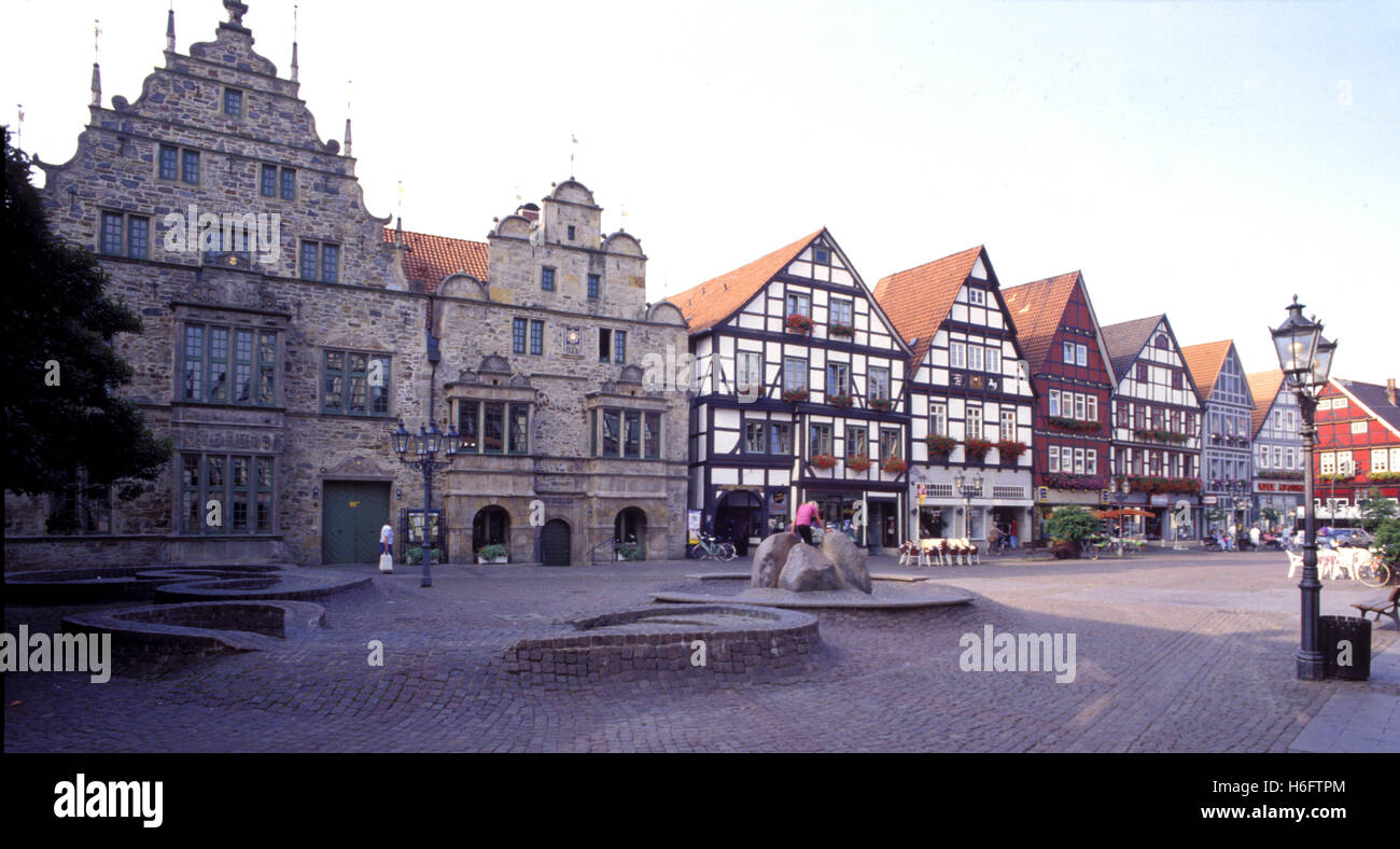 Deutschland, Niedersachsen, Rinteln, das Rathaus und die Häuser am Marktplatz. Stockfoto