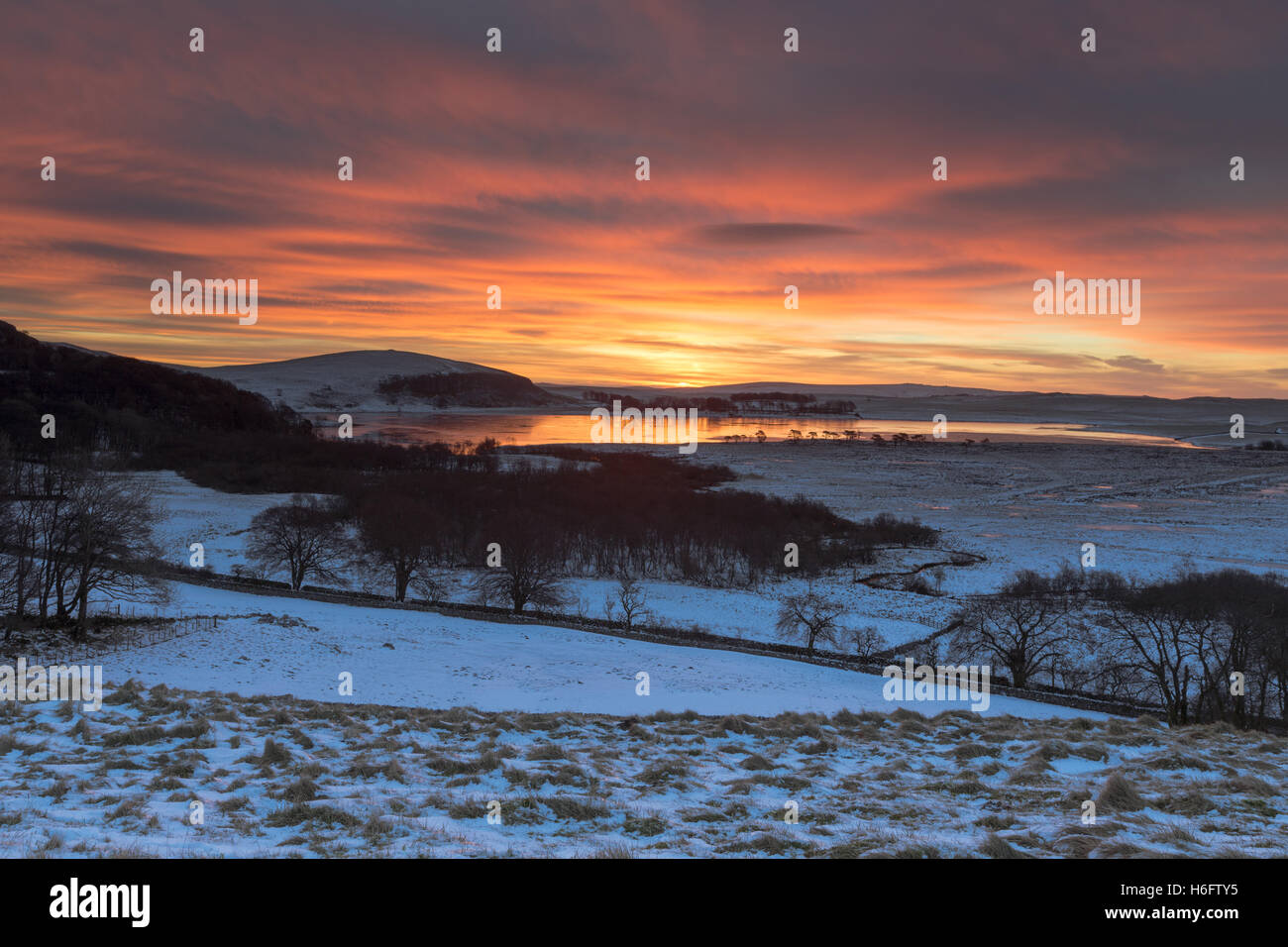 Dramatische Winter Sonnenaufgang über einem gefrorenen Malham Tarn in der Yorkshire Dales National Park, UK Stockfoto