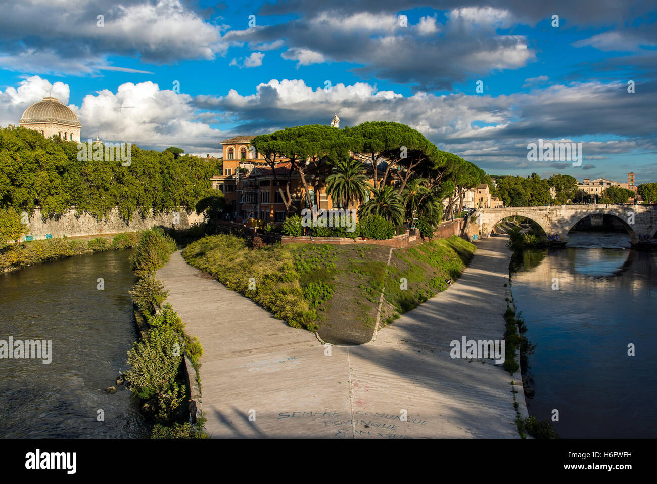Ansicht der Tiberinsel oder Isola Tiberina, Rom, Latium, Italien Stockfoto