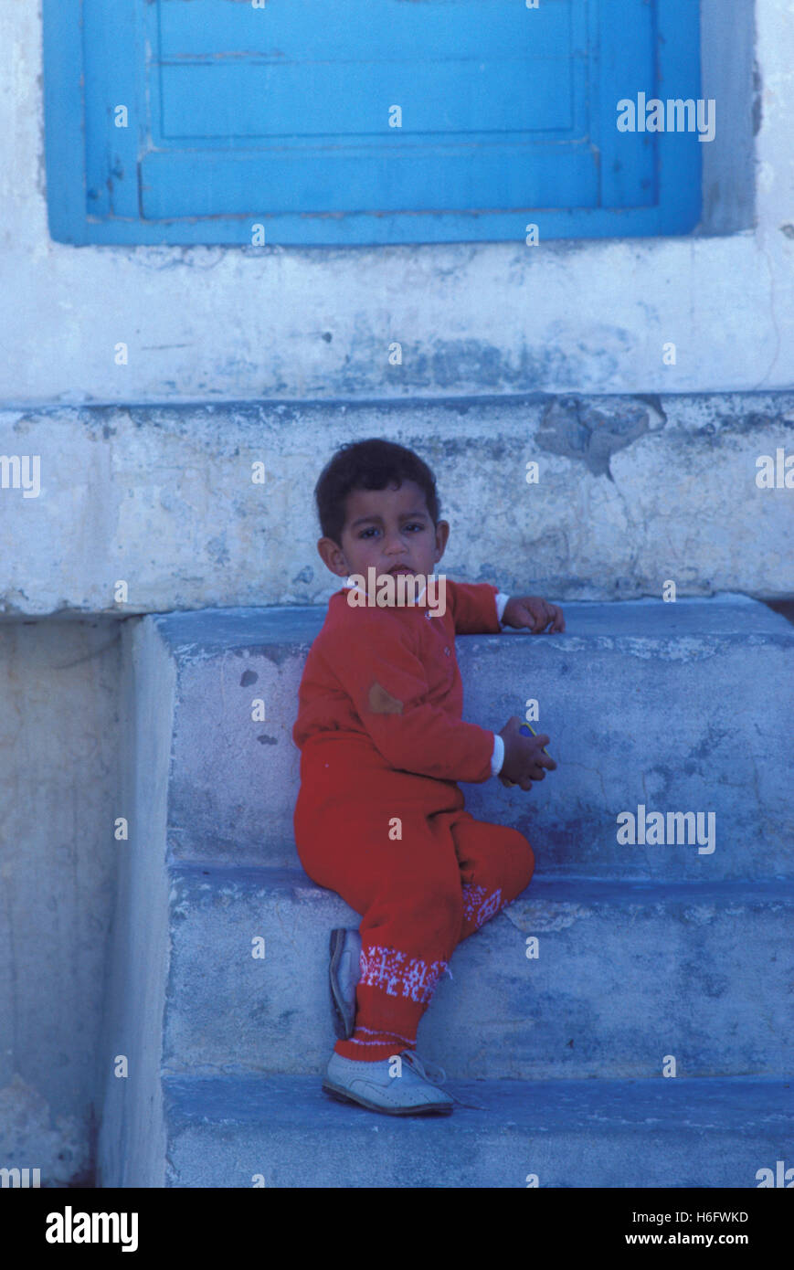 Tunesien, Jarbah Insel, Kind in Houmt Souk. Stockfoto