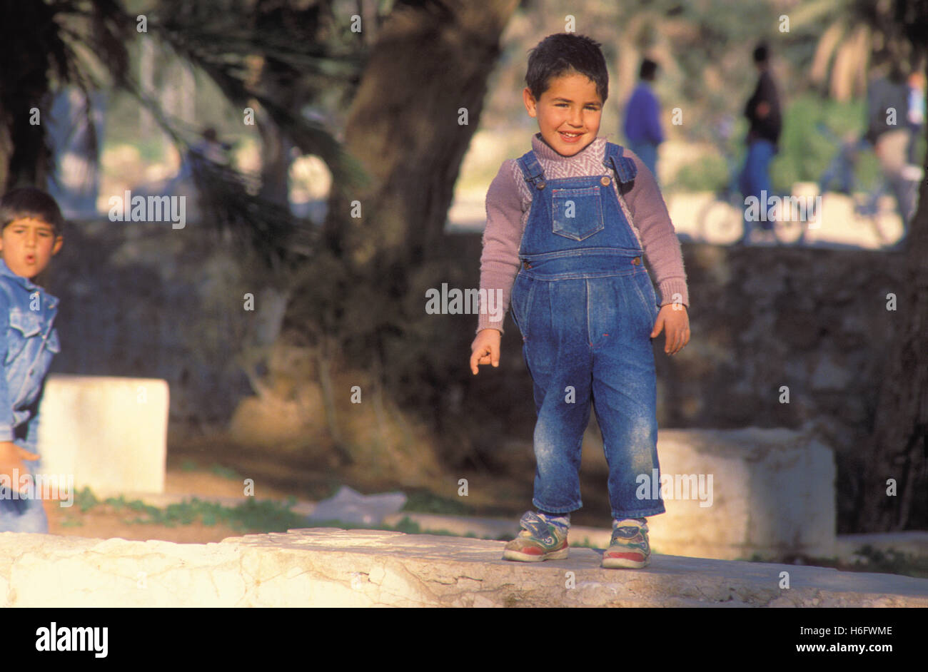 Tunesien, Jarbah Insel, Kind in Houmt Souk. Stockfoto