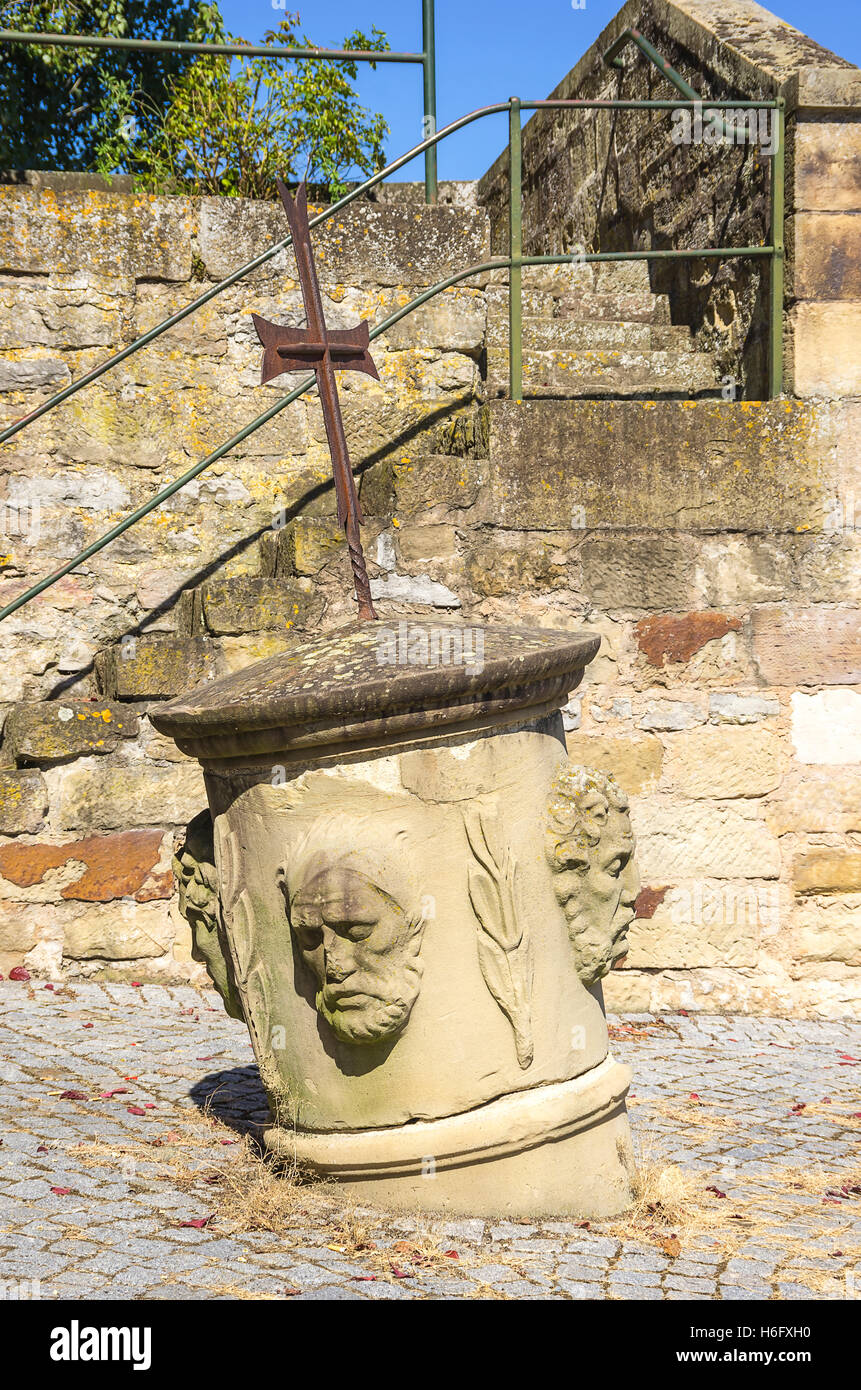 Kriegerdenkmal vor dem Rathaus in der Smalltown Lauffen am Neckar, Baden-Württemberg, Deutschland. Stockfoto