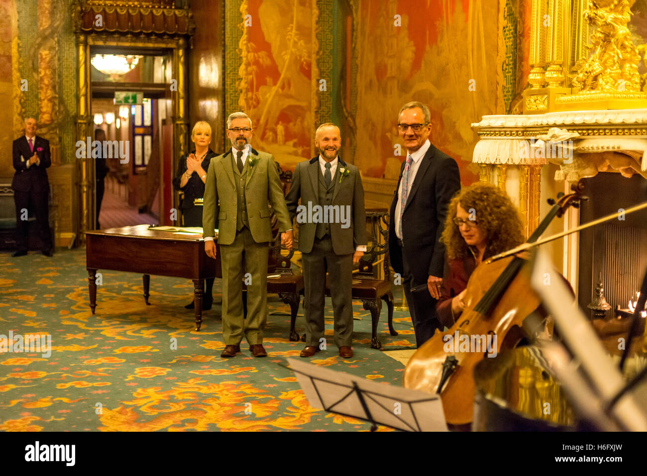 Eines der ersten homosexuellen Ehen im Vereinigten Königreich, dem Royal Pavilion in Brighton, East Sussex, zwischen Andrew Wale (Gläser) und Neil Stockfoto