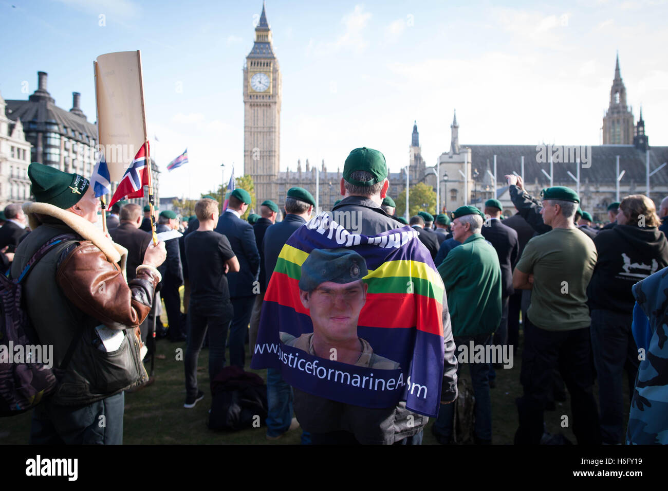 Menschen besuchen eine Gerechtigkeit für Marine-Rallye in Parliament Square, London, zur Unterstützung der Sergeant Alexander Blackman, die eine lebenslange Haftstrafe vor drei Jahren übergeben wurde, nachdem er einen verwundeten Gefangenen im Nahbereich mit einer 9 mm Pistole in der Provinz Helmand im September 2011 getötet. Stockfoto