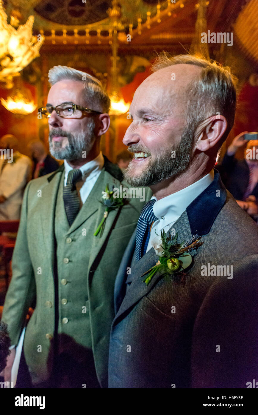 Eines der ersten homosexuellen Ehen im Vereinigten Königreich, dem Royal Pavilion in Brighton, East Sussex, zwischen Andrew Wale (Gläser) und Neil Stockfoto
