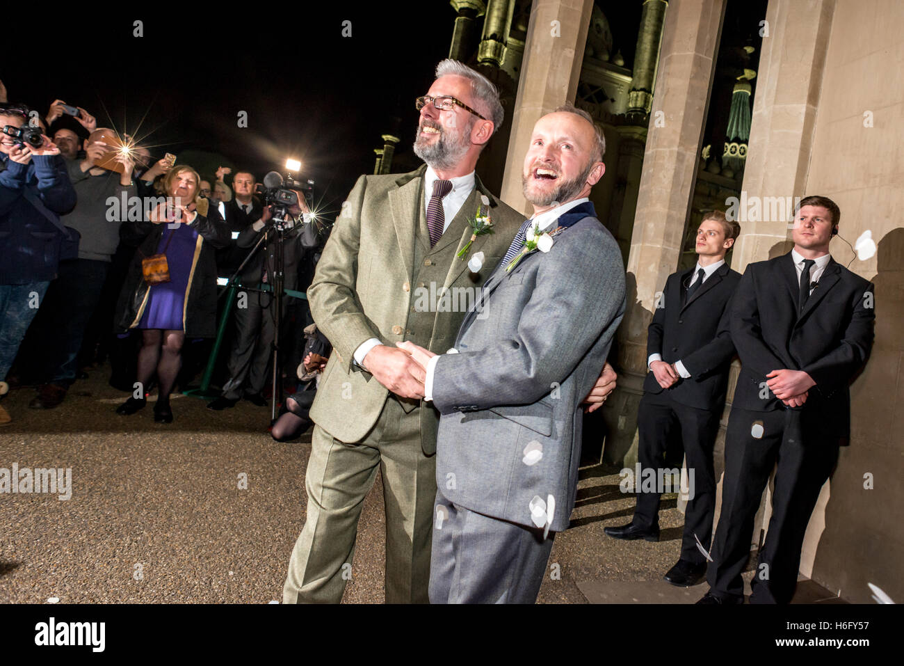 Eines der ersten homosexuellen Ehen im Vereinigten Königreich, dem Royal Pavilion in Brighton, East Sussex, zwischen Andrew Wale (Gläser) und Neil Stockfoto