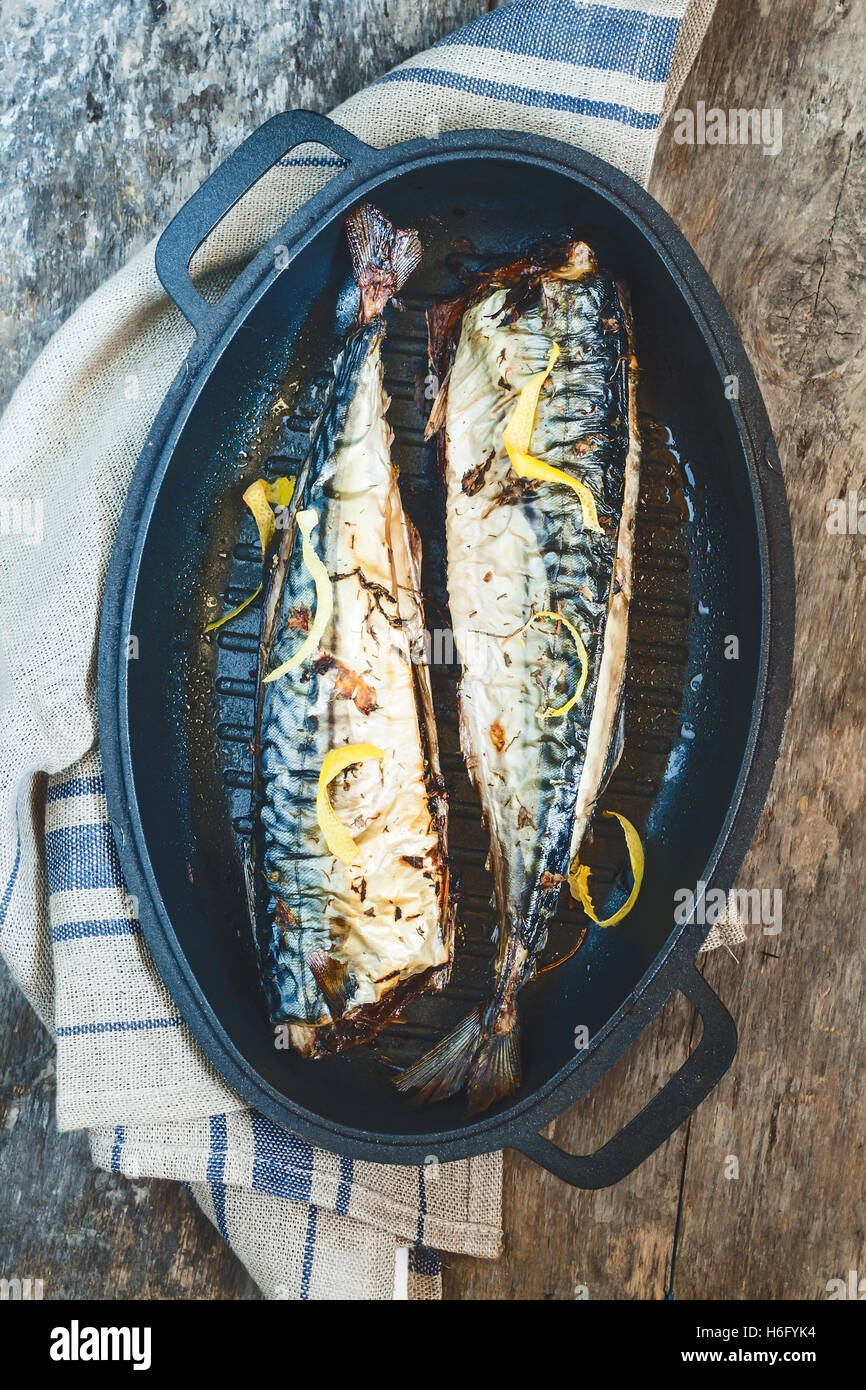 Fisch Makrele mit einer Metallform zum Backen auf ein Handtuch und eine ...