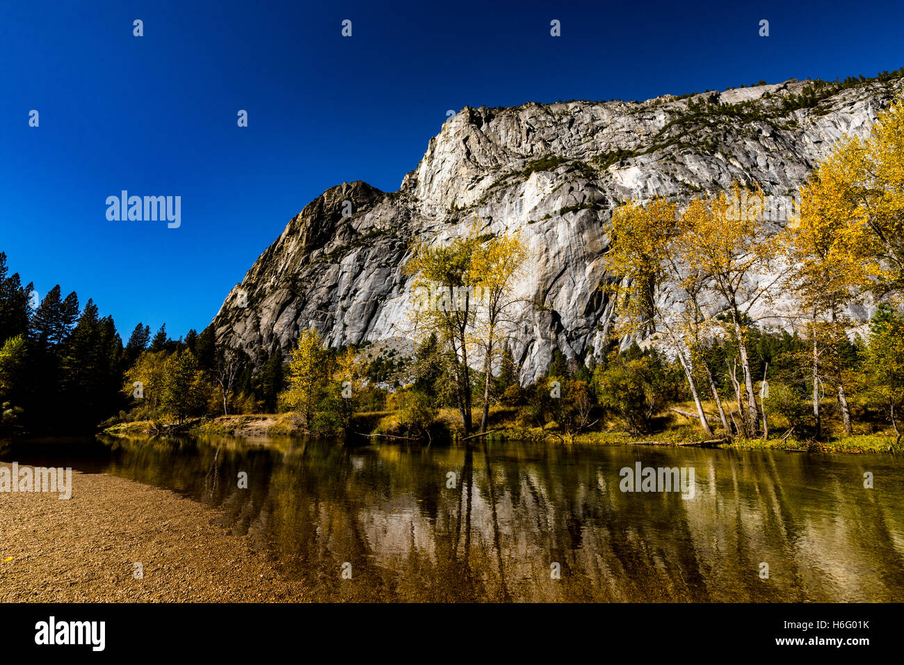 Reflexionen im Merced River an der Sentinel Beach in Kalifornien Yosemite-Nationalpark Stockfoto