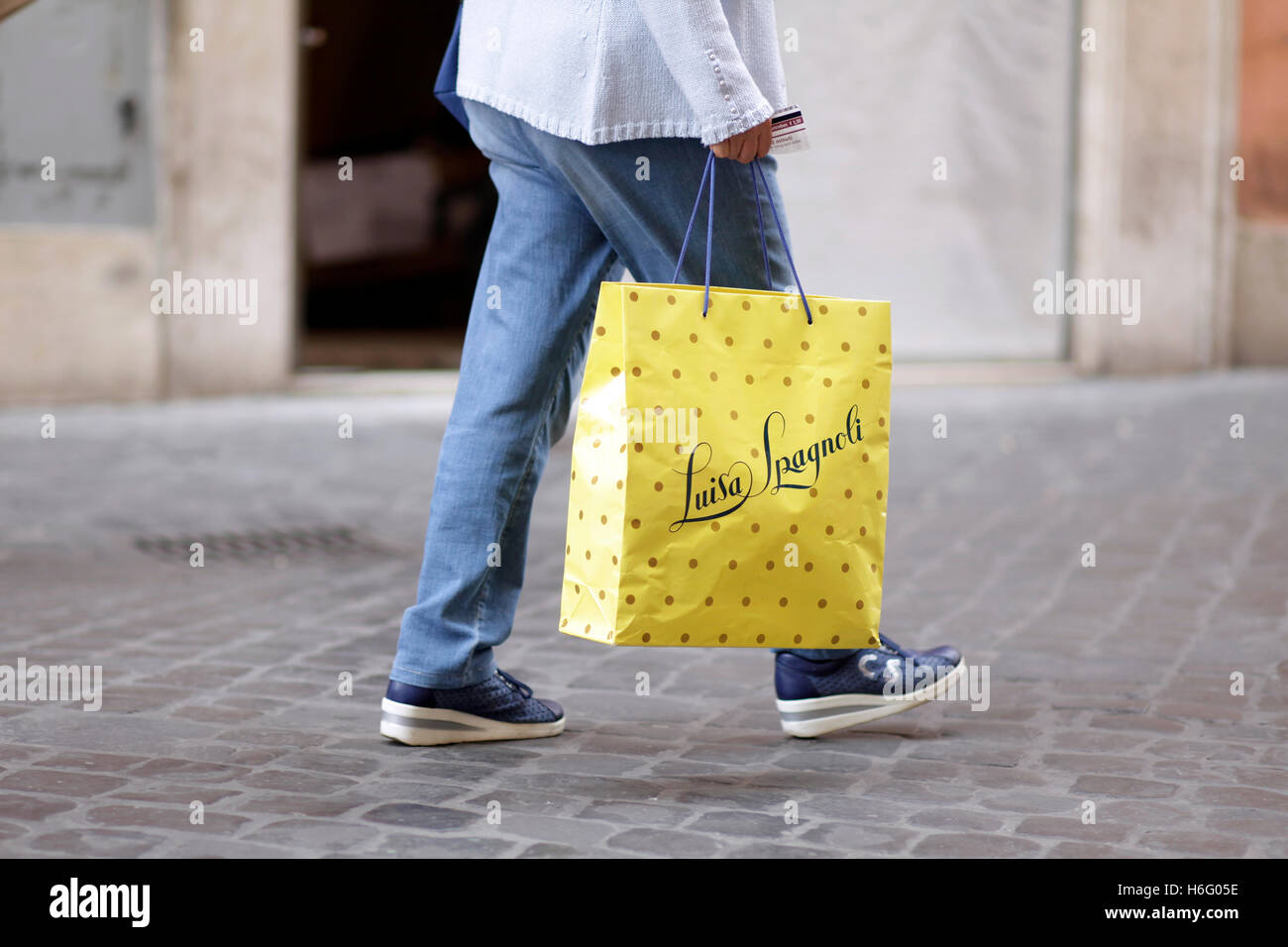 Fußgänger geht mit ihrem Luisa Spagnoli Einkaufstasche auf der Via del Corso, Haupteinkaufsstraße in Rom, Italien Stockfoto