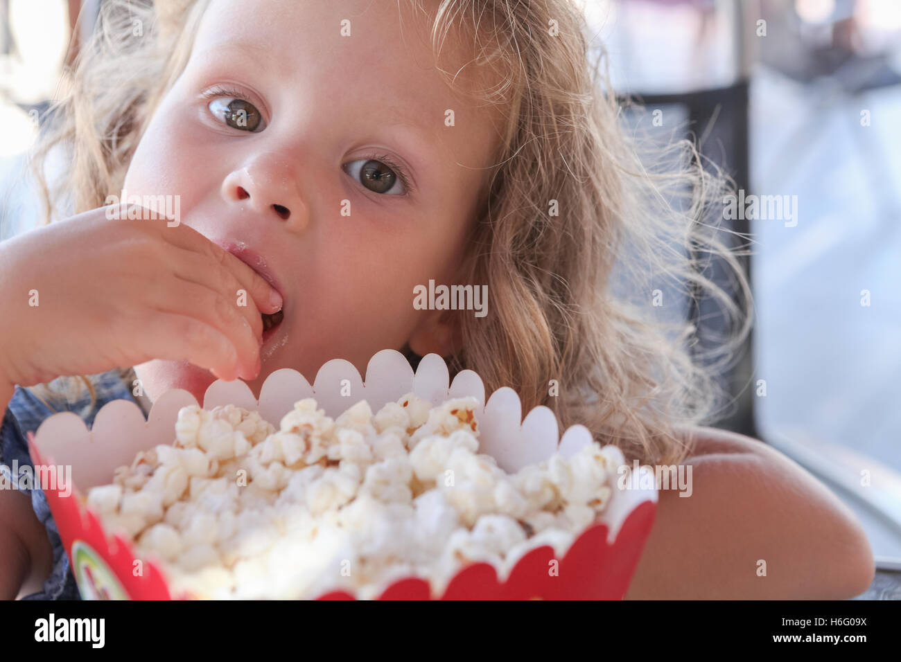 hübsches kleines Mädchen süße Popcorn Essen Stockfoto