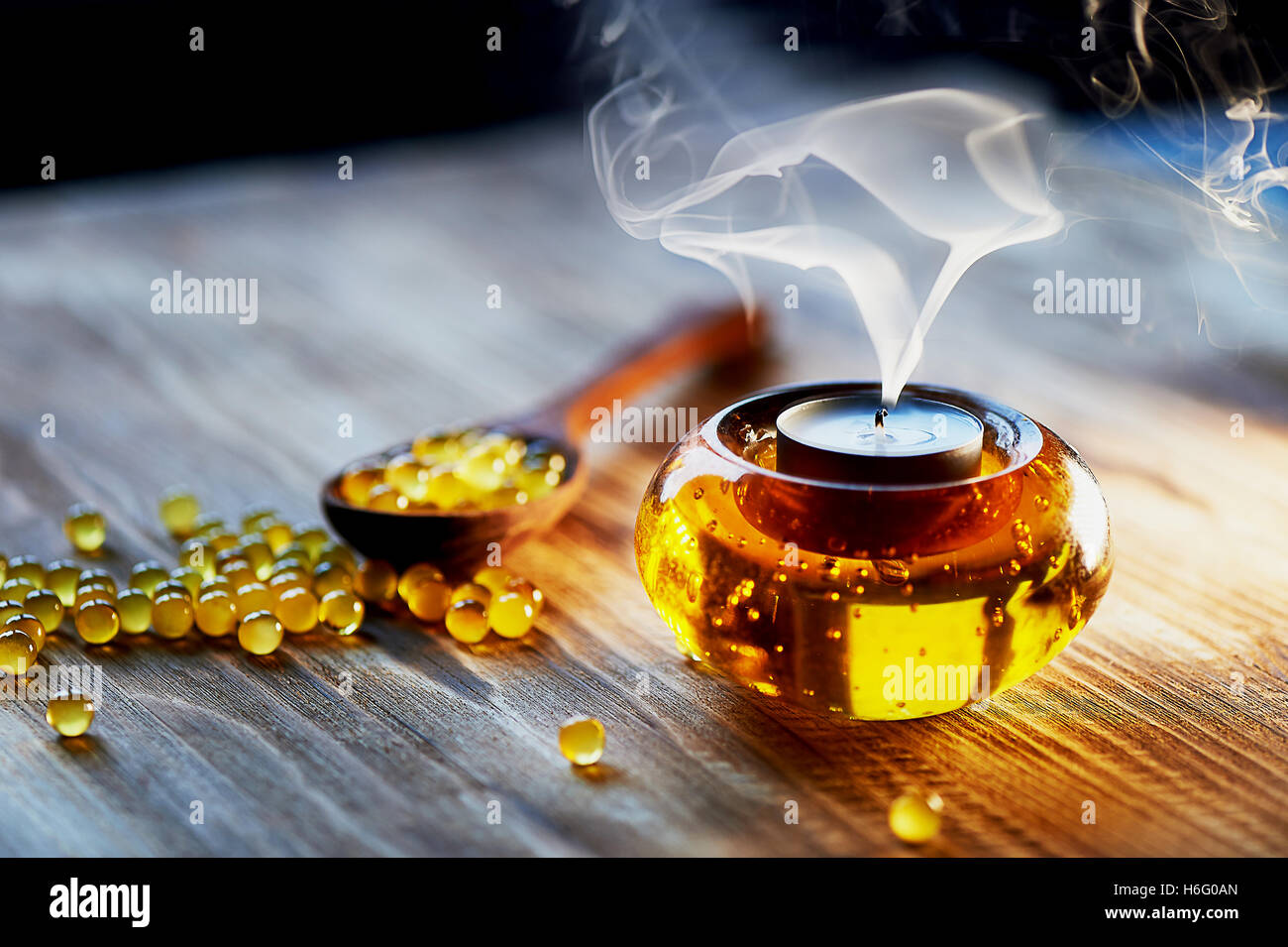 Kerze in Glas orange-Kerze-Halter mit bunten Perlen, Seduta. Rauch steigt Stockfoto Kerze in Glas orange-Kerze-Halter mit bunten Perlen, Seduta. Rauch steigt Stockfoto