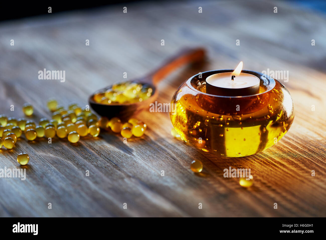Kerze in Glas orange-Kerze-Halter mit bunten Perlen, Seduta. Rauch steigt Stockfoto Kerze in Glas orange-Kerze-Halter mit bunten Perlen, Seduta. Rauch steigt Stockfoto
