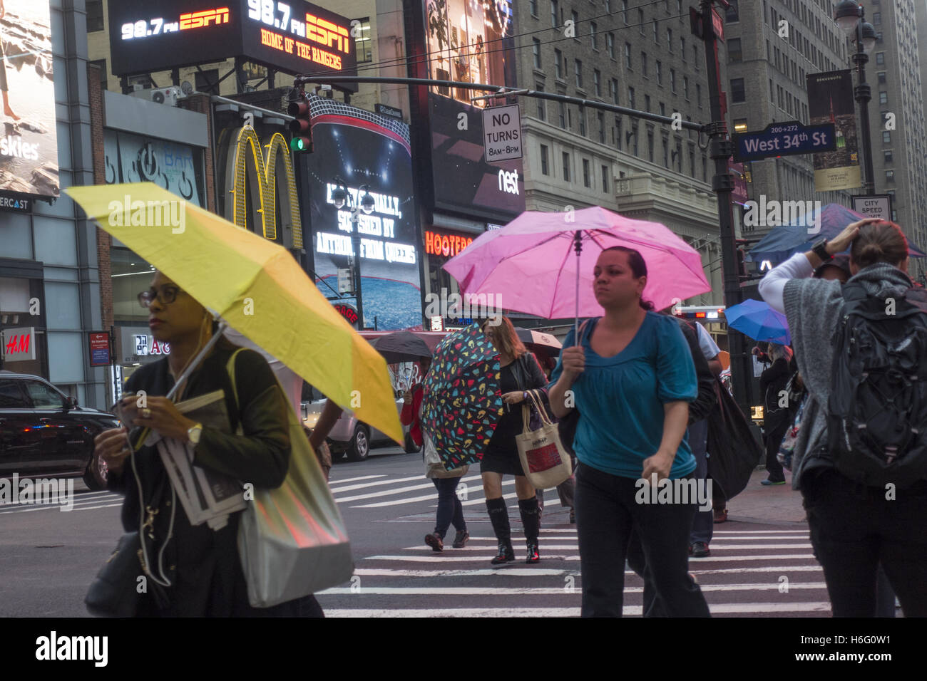 Regnerischen Tag entlang der 32nd Street in der Nähe von Broadway in Manhattan, NYC. Stockfoto