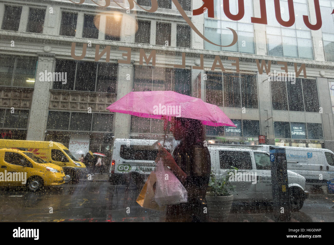Regnerischen Tag entlang der 32nd Street in der Nähe von Broadway in Manhattan, NYC. Stockfoto
