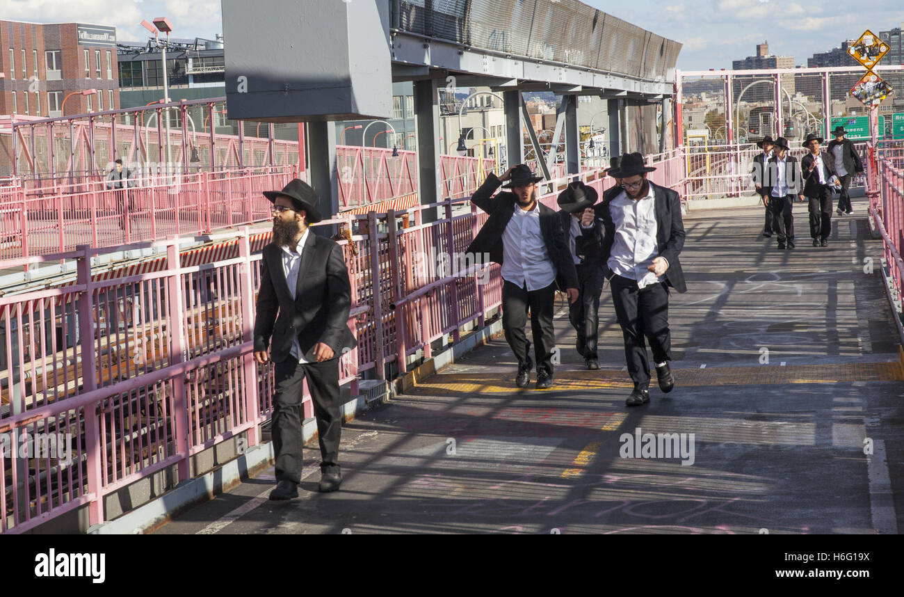 Young chassidischen Juden Fuß über die Williamsburg Bridge, Manhattan. Stockfoto