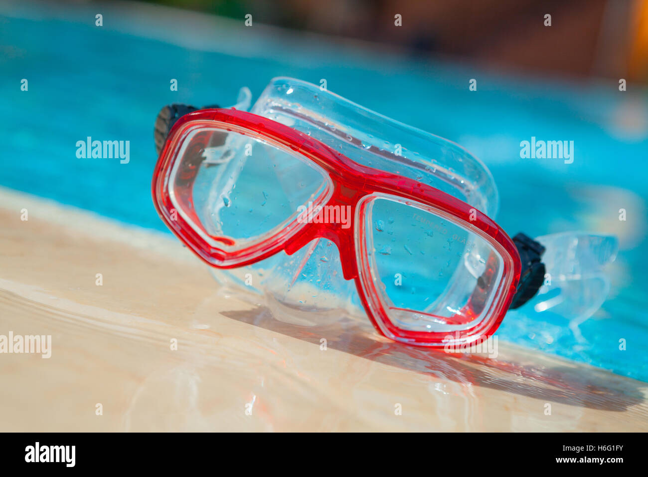 Rote Maske zum Tauchen auf blauem Wasser Hintergrund Stockfoto