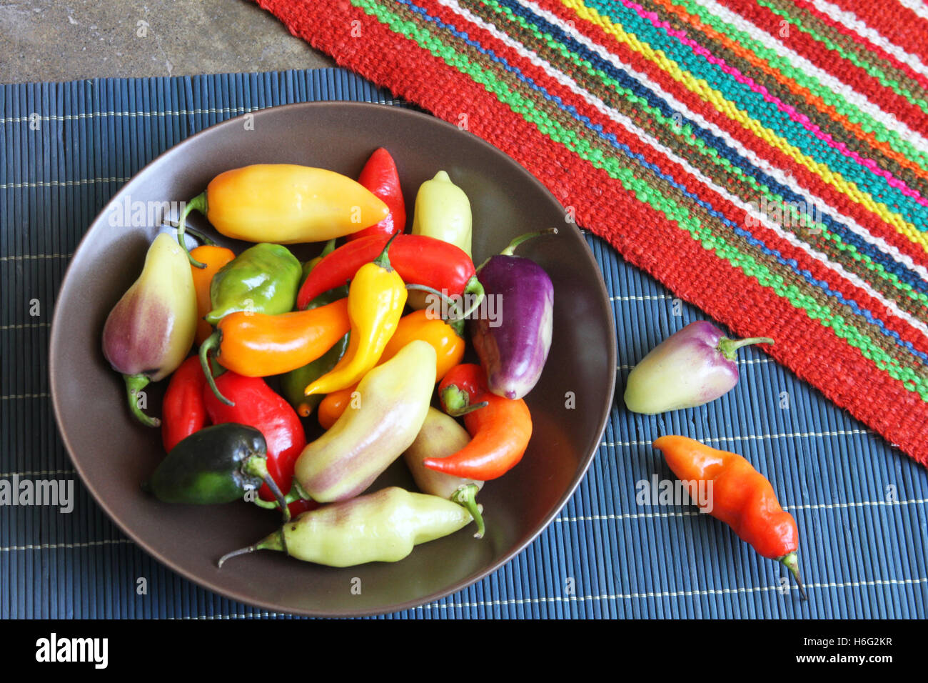 Draufsicht der Schüssel von bunten Peperoni auf Tischset in Peru Stockfoto