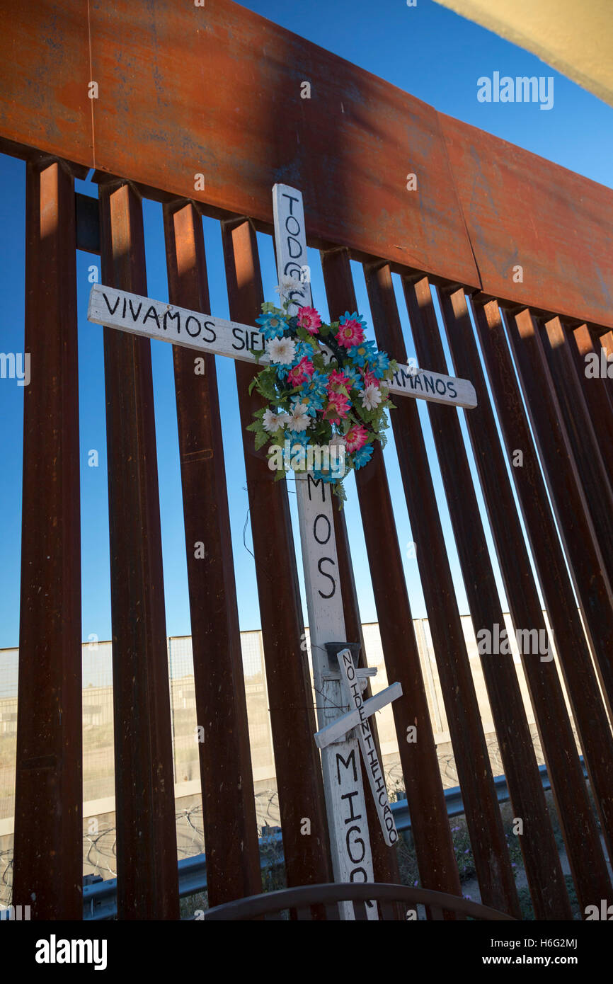 Agua Prieta, Sonora, Mexiko - ein Kreuz auf der US-mexikanischen Grenzzaun erinnert sich an Migranten, die gestorben sind, über die Grenze. Stockfoto