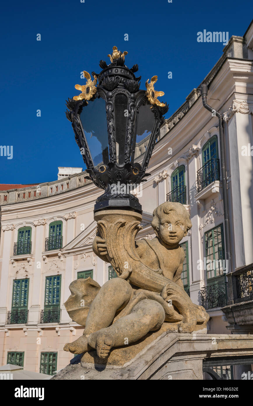 Lampe mit Putto und Füllhorn, Treppe im Innenhof der Ehre, Eszterhaza Palast aka Esterhazy in Fertod, Ungarn Stockfoto