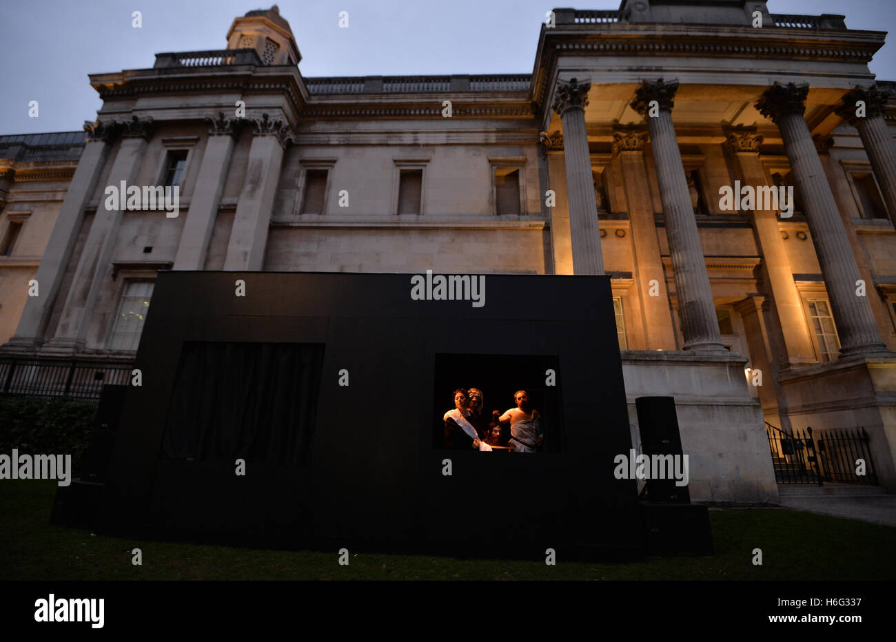 Mitglieder der italienischen Leistung Truppe Quadri Plastici neu Caravaggio Gemälde Salome empfängt den Kopf von Johannes dem Täufer als "lebende Gemälde" vor der National Gallery am Trafalgar Square in London. Stockfoto