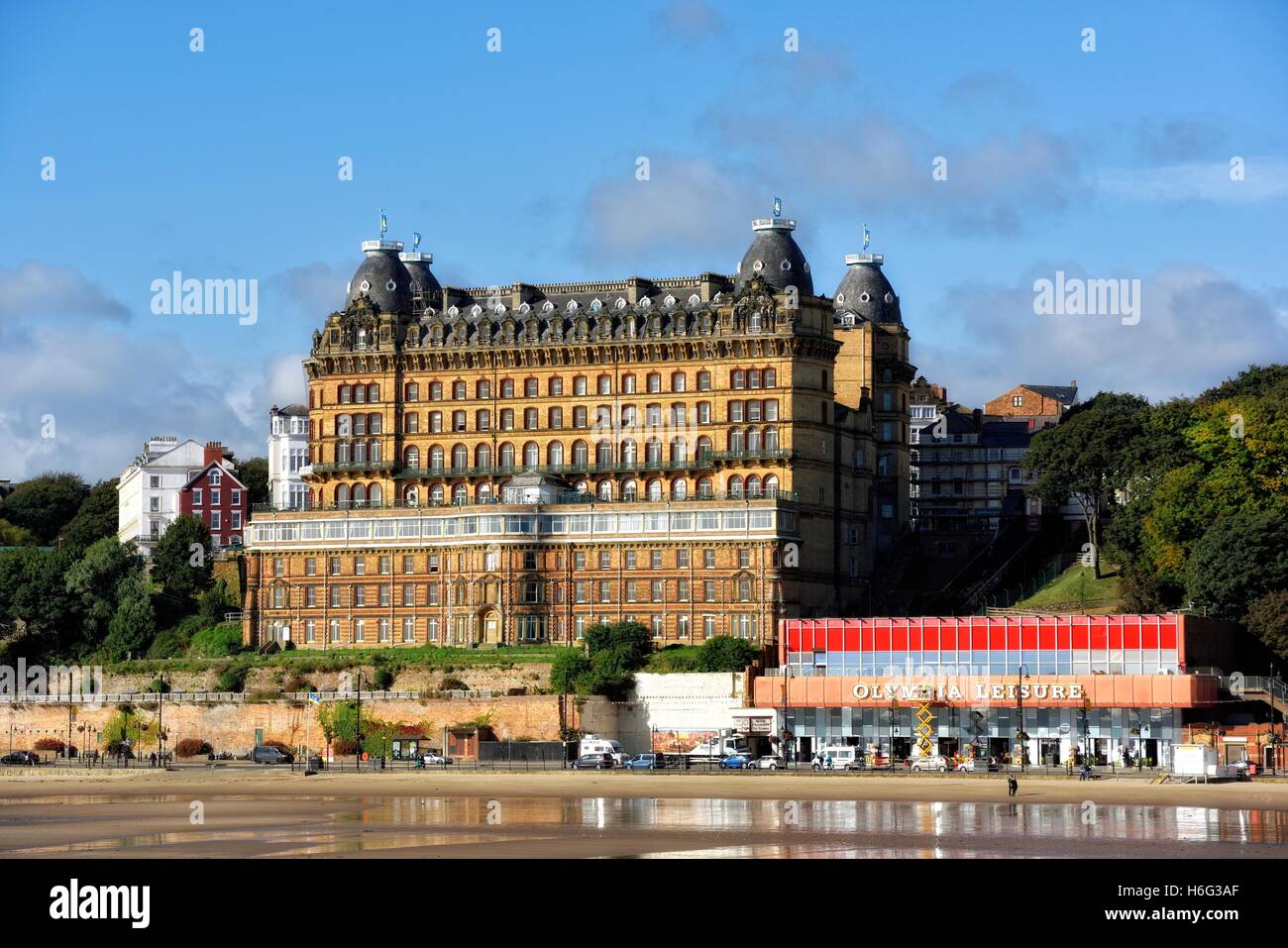 Das Grand Hotel und Spielhalle Reflexion bei Ebbe in Scarborough, North Yorkshire, England UK Stockfoto