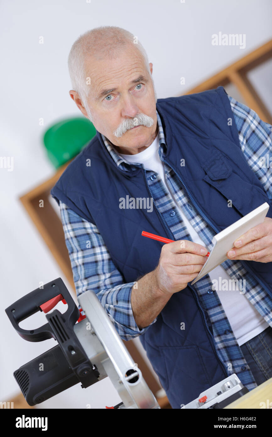 Senior Zimmermann holding Zwischenablage und Notizen Stockfoto