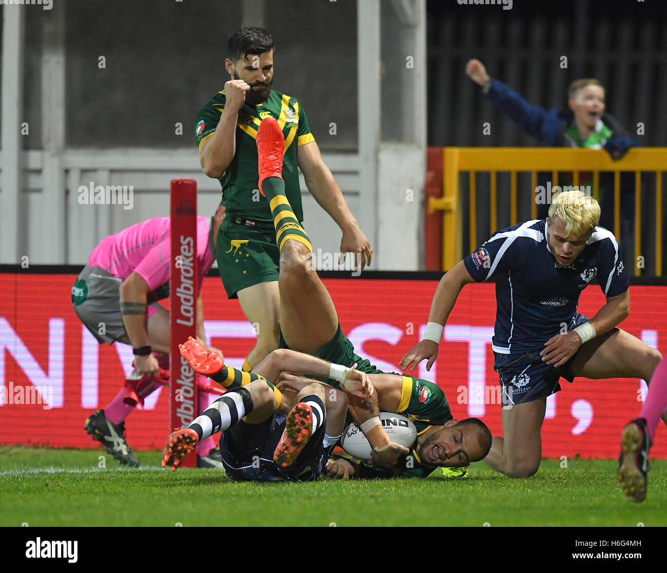 Australiens Blake Ferguson öffnet das Punktesystem während des Spiels Ladbrokes vier Nationen im KC Lightstream Stadium Rumpf. Stockfoto