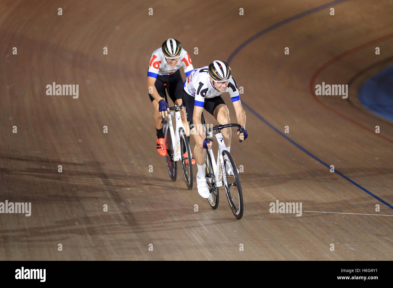 Die Briten Chris Latham und Andy Tennant treten am vierten Tag des Six Day Events im Lee Valley Velopark, London, beim 250-Meter-zeitfahren in madison an. DRÜCKEN SIE VERBANDSFOTO. Bilddatum: Freitag, 28. Oktober 2016. Siehe PA Geschichte RADFAHREN London. Bildnachweis sollte lauten: Adam Davy/PA Wire. Stockfoto