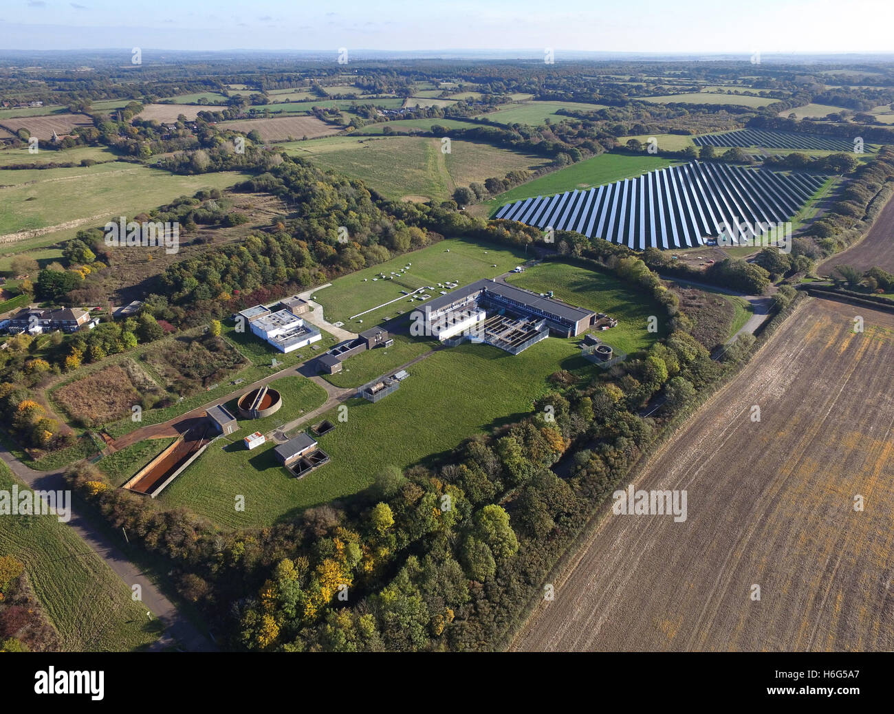 Luftaufnahme von Arlington Wasseraufbereitung arbeitet, East Sussex, geführt von South East Water. Zeigt auch Solarpark. Stockfoto