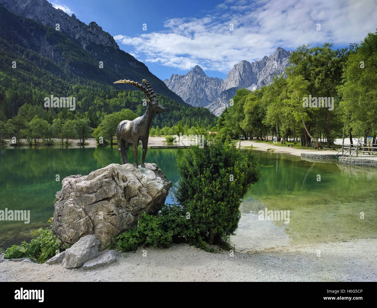 See Jasna und Bergziege Statue in Kranjska Gora in Slowenien Stockfoto