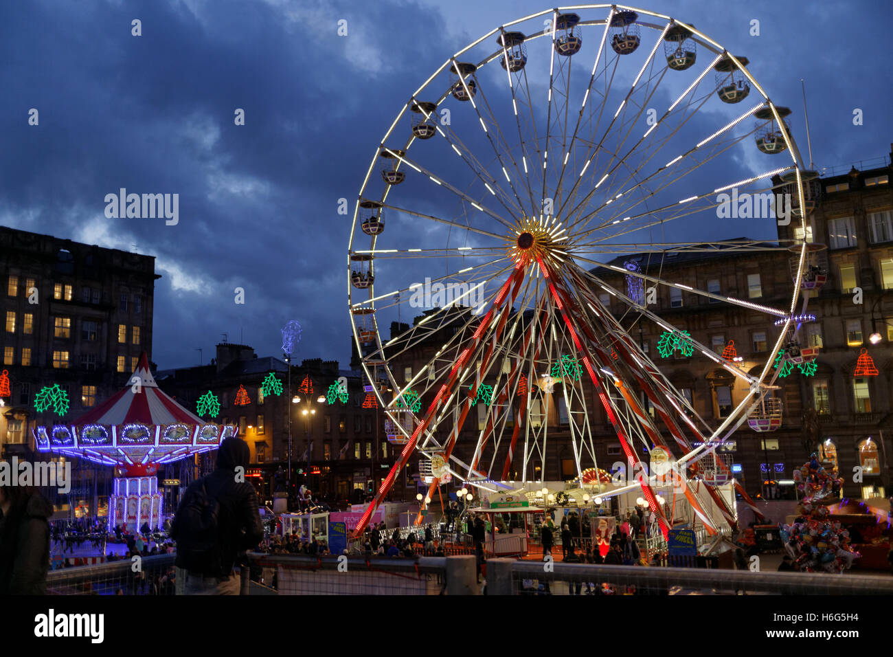 Glasgow Weihnachtsfeier George Square beleuchtet Eislaufen Party Dekorationen Glasgow Christmas Market Stockfoto