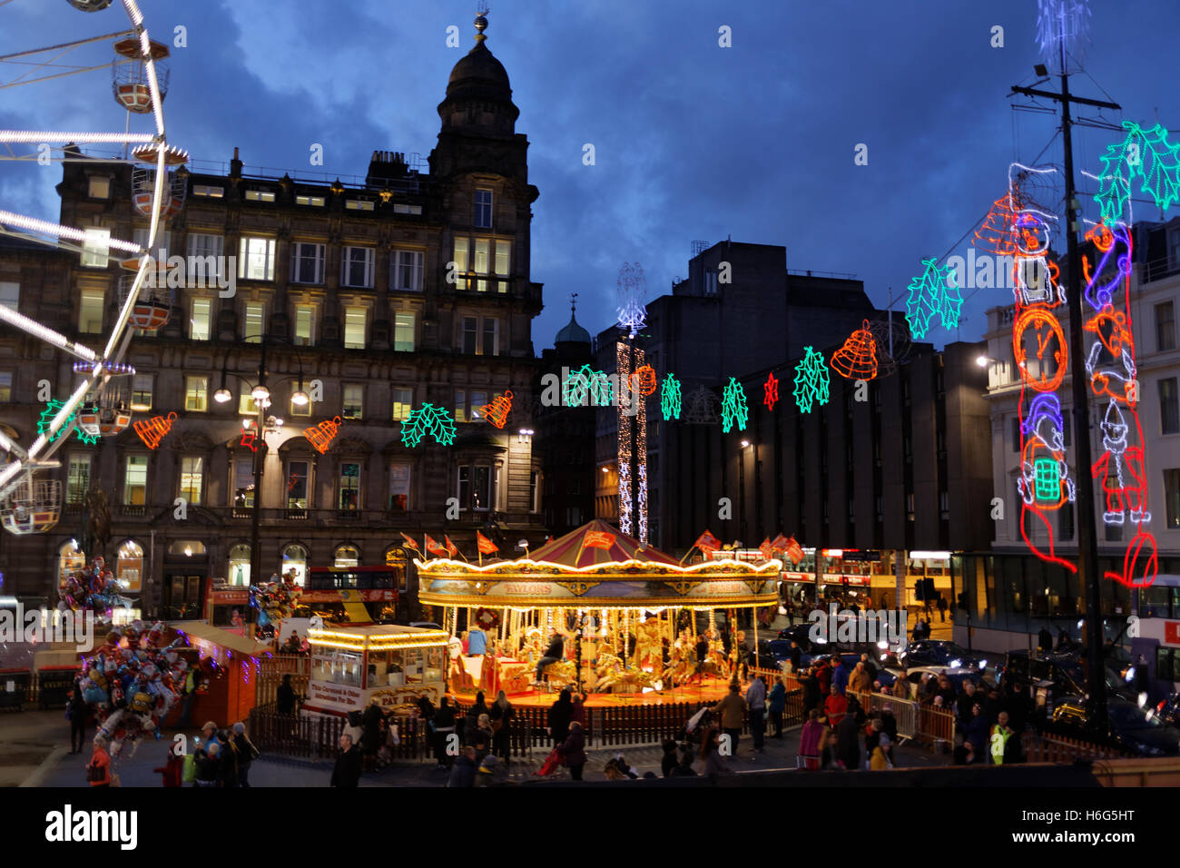 Glasgow Weihnachtsfeier George Square beleuchtet Eislaufen Party Dekorationen Glasgow Christmas Market Stockfoto