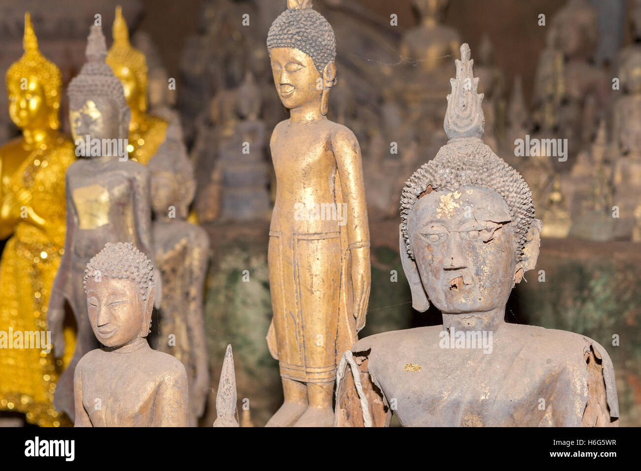 Miniatur Buddha Skulpturen, Tham Ting, untere Höhle, Pak Ou Höhlen, Laos Stockfoto