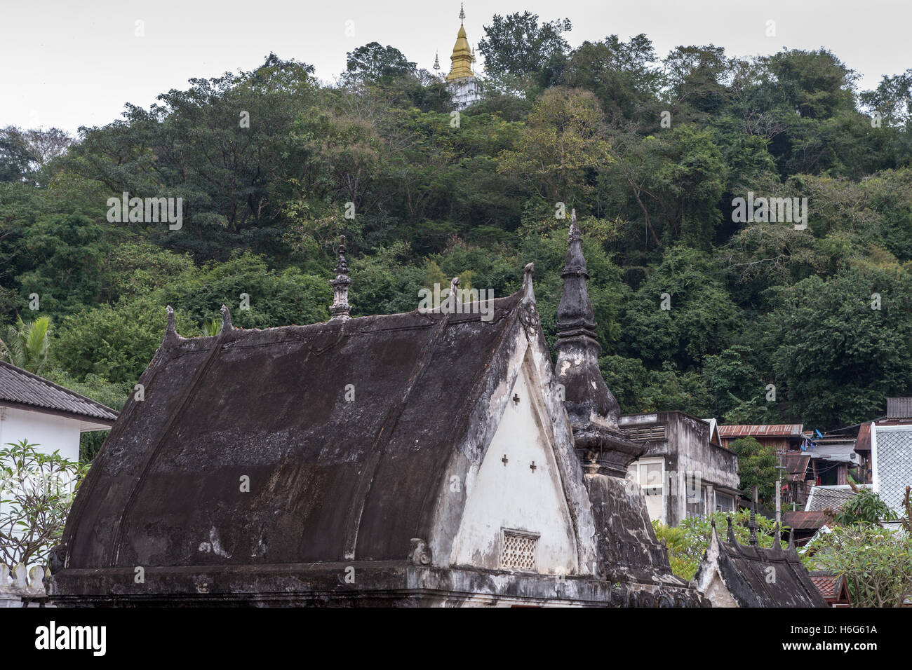 Stupa, Wat Mai Suwannaphumaham, aka Wat Mai, buddhistischer Tempel, + dieser Chomsi Tempel, Mount Phousi, Luang Prabang, Laos Stockfoto