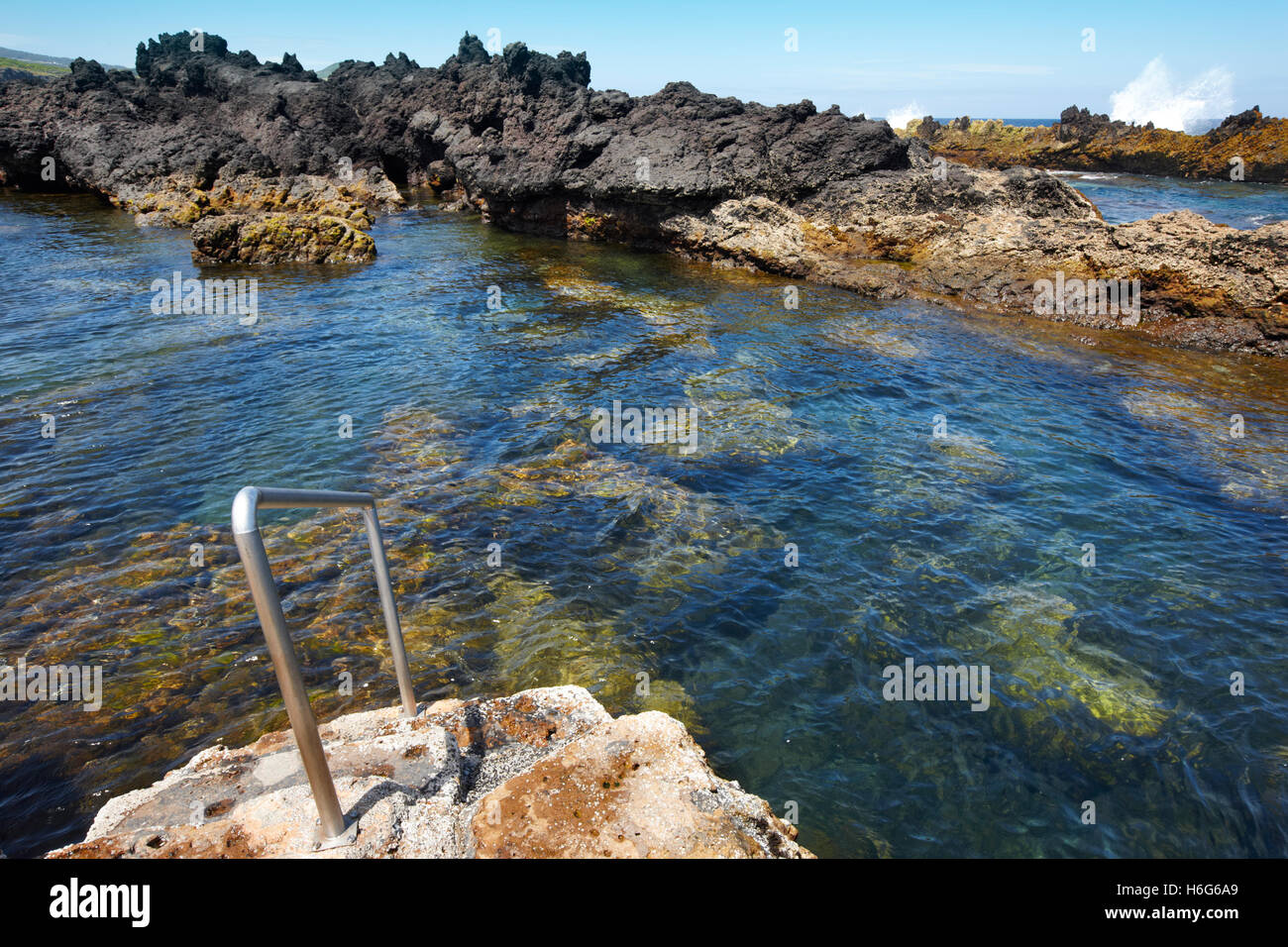 Felsigen Pool Strand mit Treppen in Biscoitos. Terceira Insel. Azoren. Portugal Stockfoto