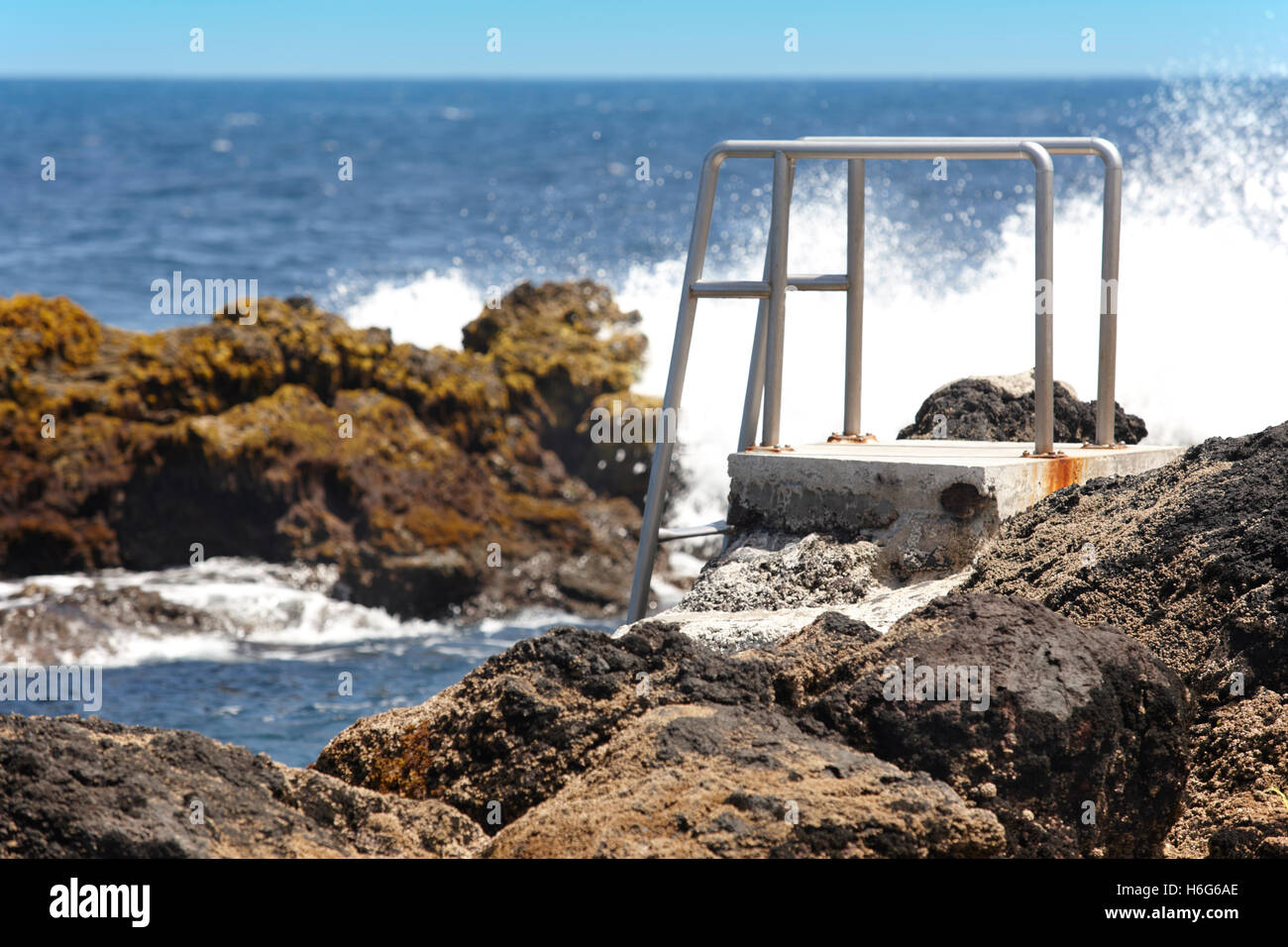 Felsigen Pool Strand mit Treppen in Biscoitos. Terceira Insel. Azoren. Portugal Stockfoto