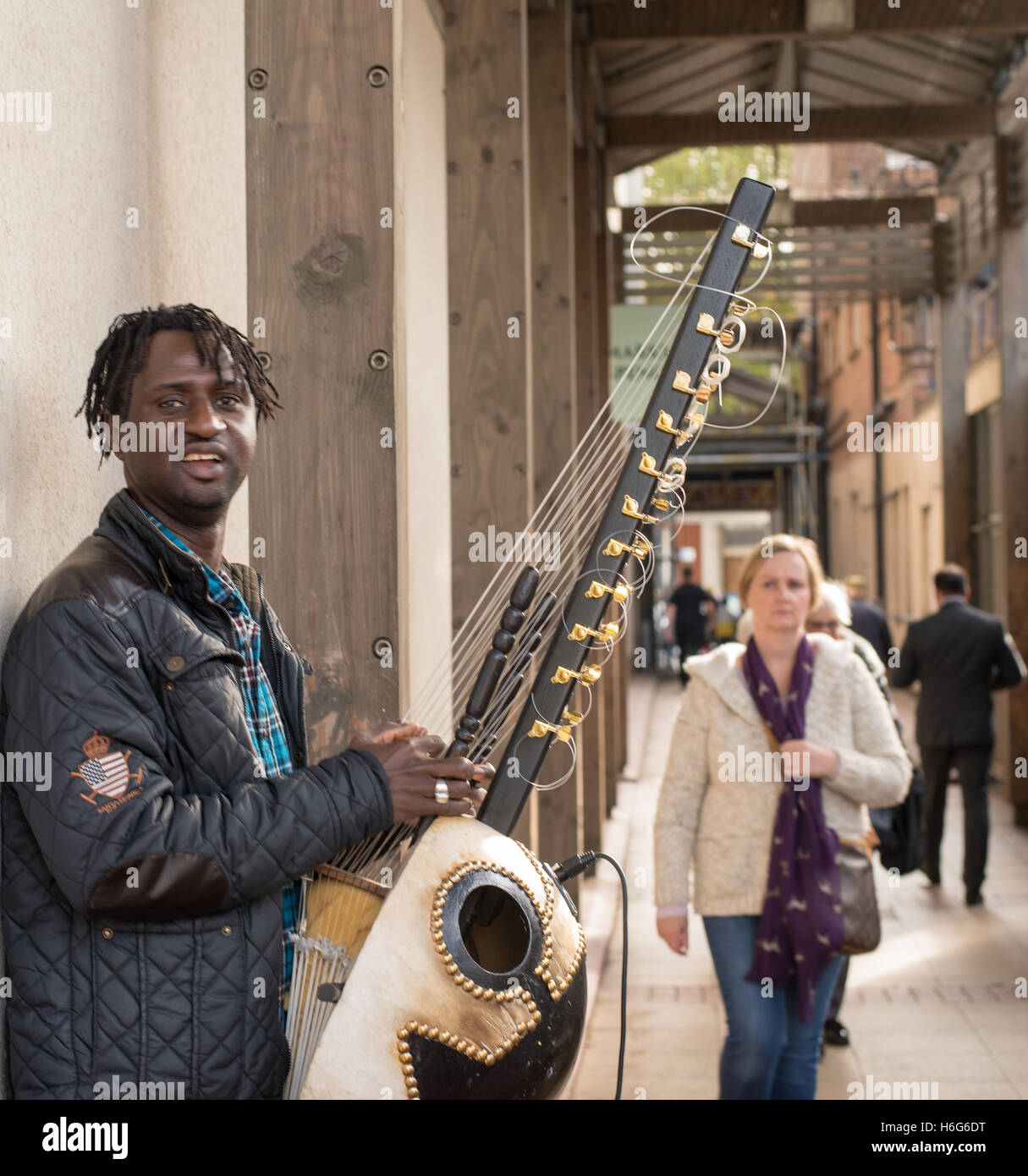 Straßenmusikant in Freitag Wochenmarkt, Brentwood, Essex Stockfoto