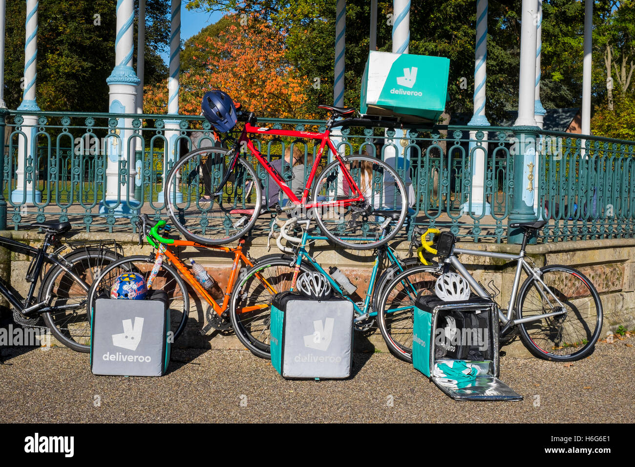 Deliveroo Lieferung Fahrräder aufgereiht in den Steinbruch, Shrewsbury, Shropshire, Großbritannien Stockfoto