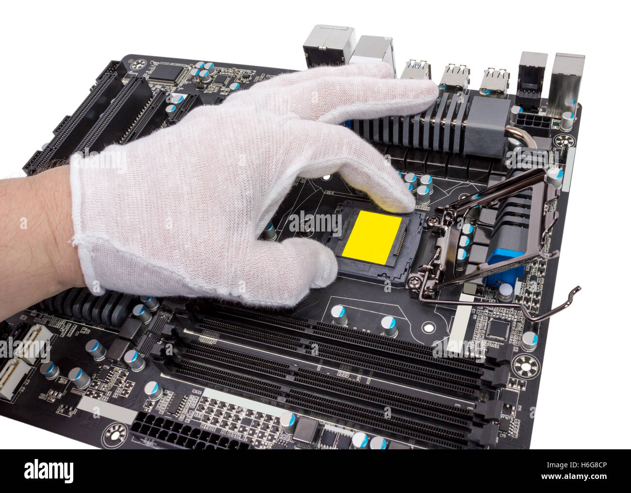 Installation von modernen Prozessor CPU-Sockel auf dem motherboard Stockfoto