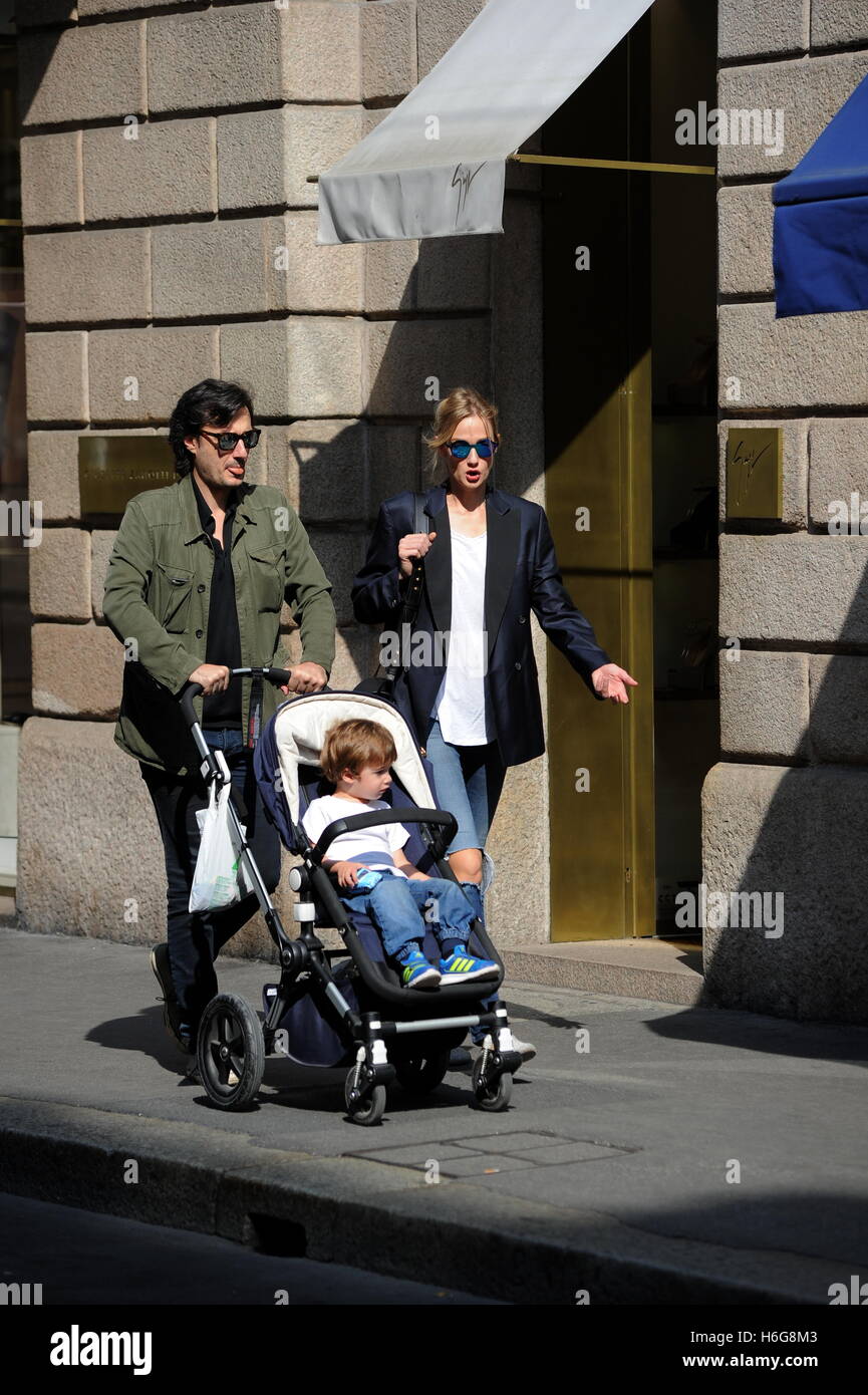 Milano, kommt Eva Riccobono mit Matteo Ceccarini und Sohn Leo in der Mitte  Supermodel Eva Riccobono Innenstadt zum Einkaufen. Hier verlassen sie die " Prada"-Boutique in via Montenapoleone zusammen mit Kolleginnen und Matteo
