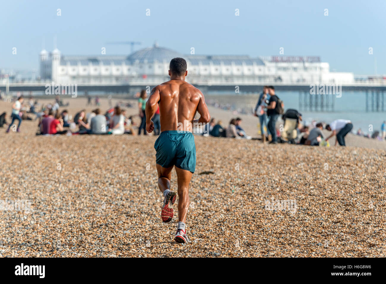 Ungewöhnlich warmen herbstlichen Wetter am Strand von Brighton am Ende Oktober Stockfoto