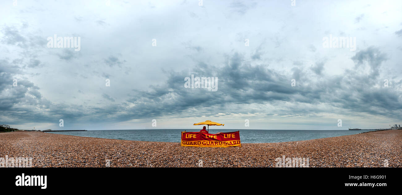 Rettungsschwimmer am Strand von Brighton NB THIS ist A PHOTOMERGE von mehreren FRAMES Stockfoto