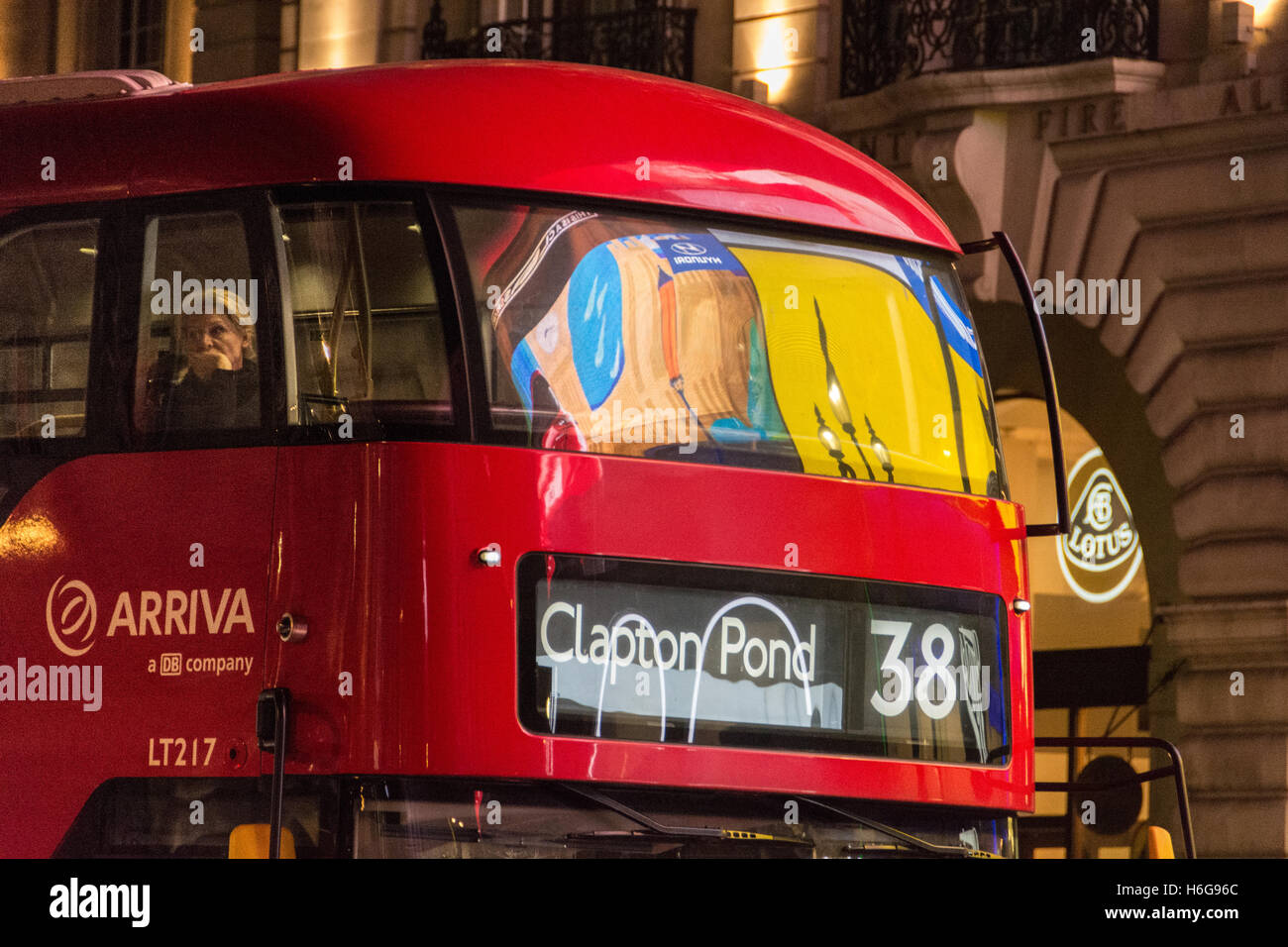 Ein roter Arriva London Bus fährt durch einen hell erleuchteten und beleuchteten Piccadilly Circus im Zentrum von London, Großbritannien Stockfoto