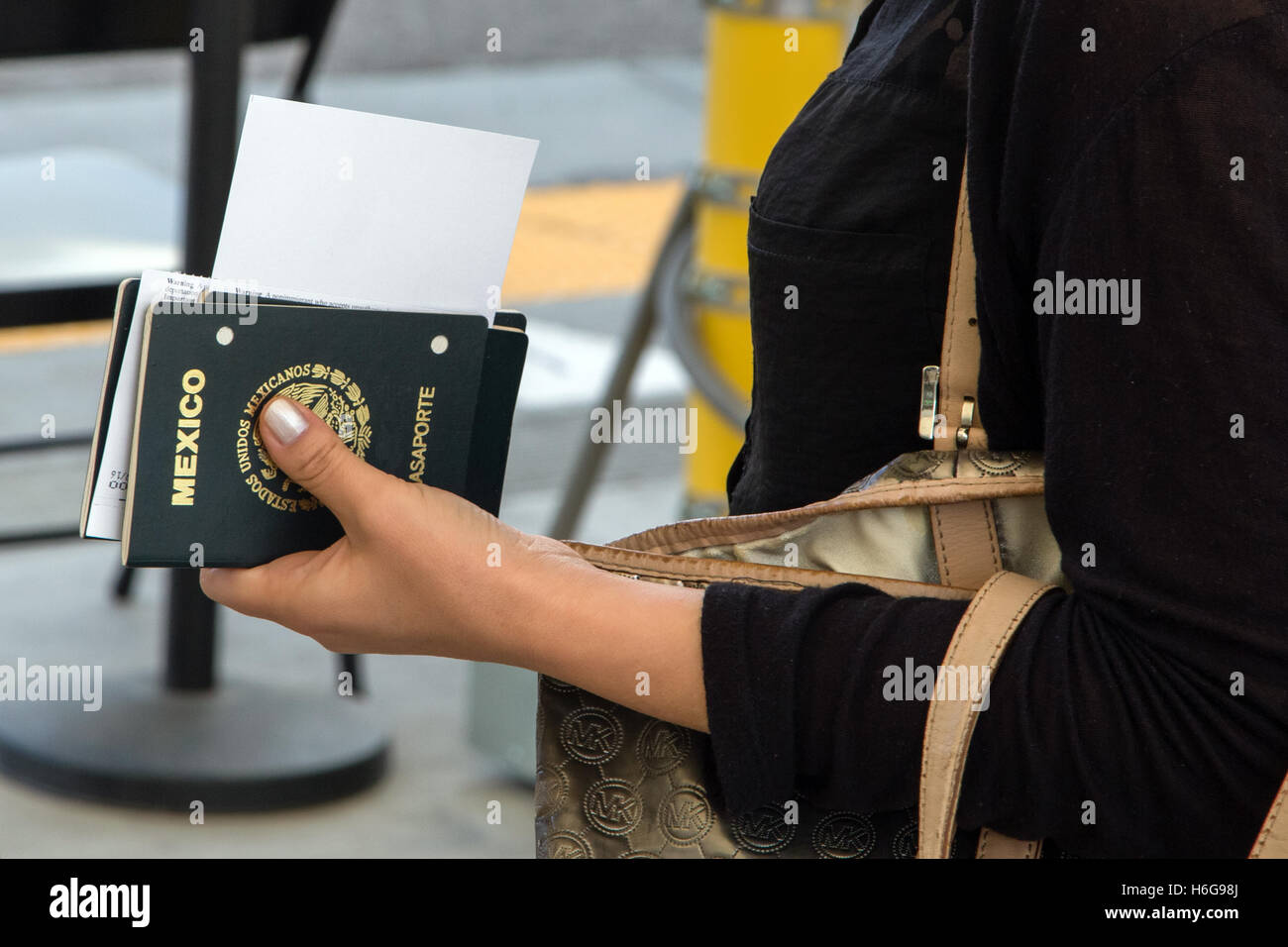 Eine mexikanische nationale erwartet einen biometrischen in Otay Mesa, San Diego an der US-mexikanischen Grenze während ein Pilotprogramm für Teilnehmer, die ihr Visum eingereist sind zu erfassen. Weitere Informationen finden Sie unten. Stockfoto