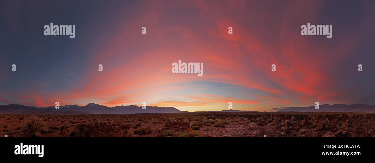 Sonnenuntergang Panorama auf die vulkanische Hochebenen in der Nähe von Bischof California Stockfoto