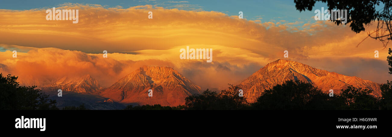 ein Sturm löscht bei Sonnenaufgang über der östlichen Sierra Nevada einschließlich Mount Tom und Becken Berg von Bischof California Stockfoto
